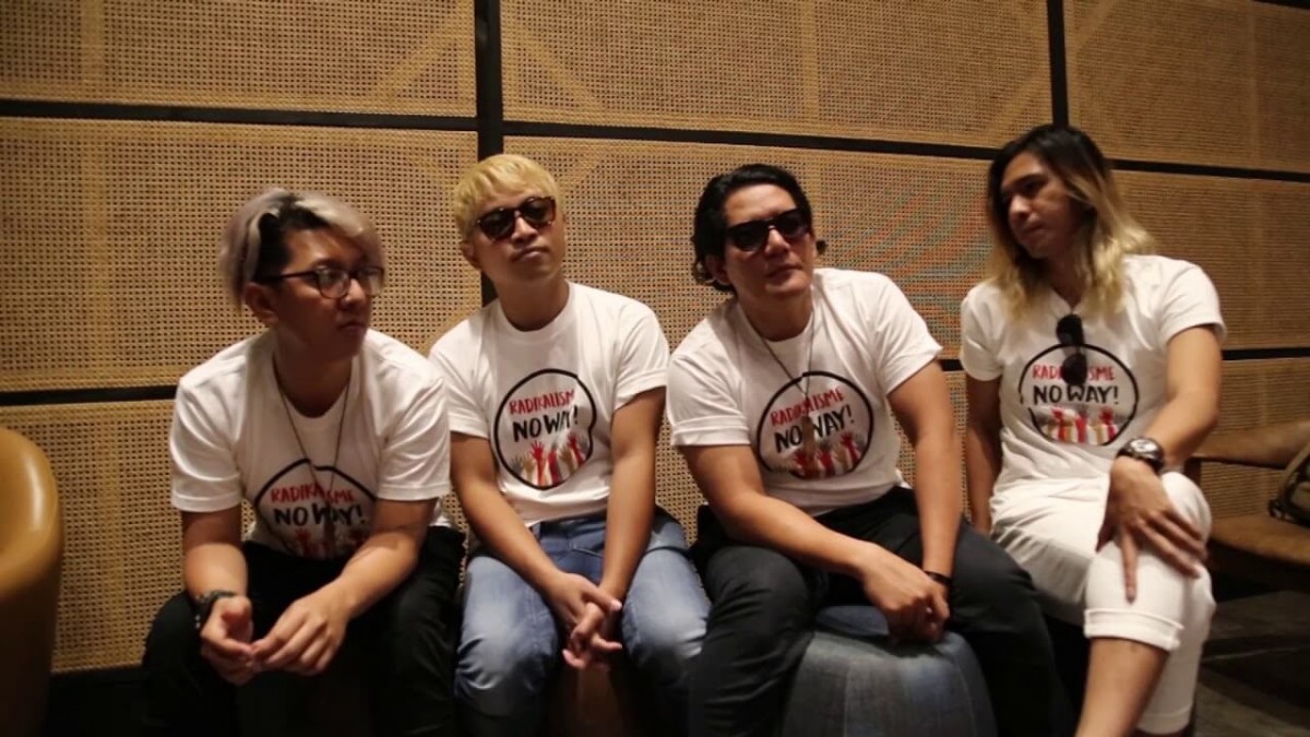 Band J-Rocks saat mengenakan kaus yang sama sebagai dukungan untuk mencegah radikalisme di Indonesia.